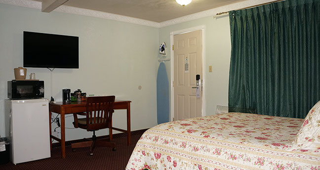 This is our Deluxe Jacuzzi Room fitted with a spacious king size bed, writing table, mini refrigerator and microwave with flat screen television